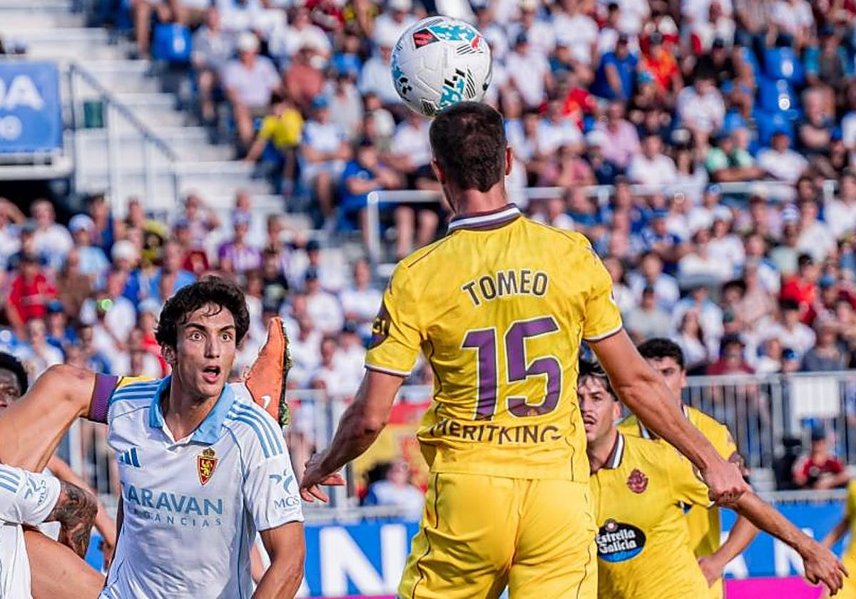 Pablo Tomeo cabecea la pelota durante el Real Zaragza-Real Valladolid de este sábado.