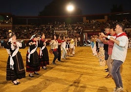 Un momento del baile con motivo del 'A por ellos'.