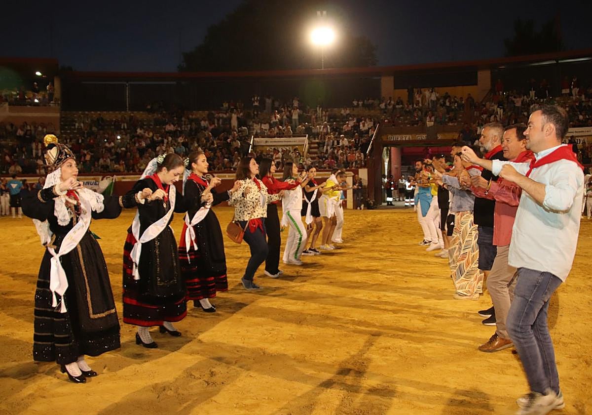 Un momento del baile con motivo del 'A por ellos'.