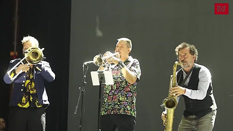 El fiestón de los Los Pichas y Los del Lío en la Plaza Mayor