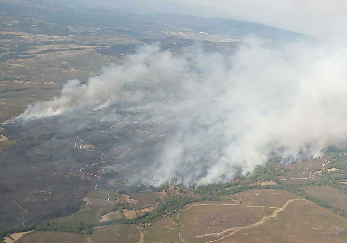 Estado del incendio de Castromil en una imagen tomadaa a las 13:33 horas.