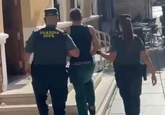 El presunto autor de un delito de tentativa de homicidio es conducido por la Guardia Civil de Lerma.
