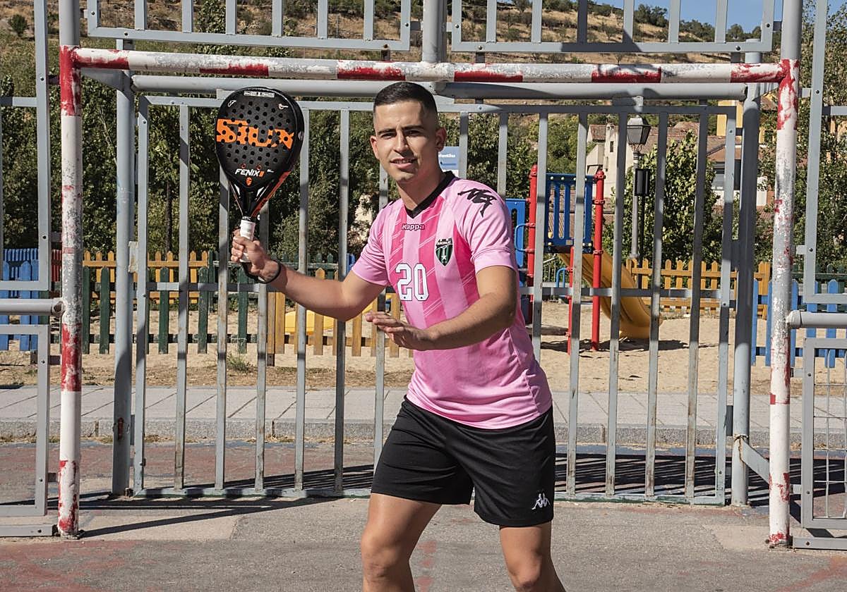Jorge, con una pala de pádel en la mano y una portería de fútbol sala al fondo.