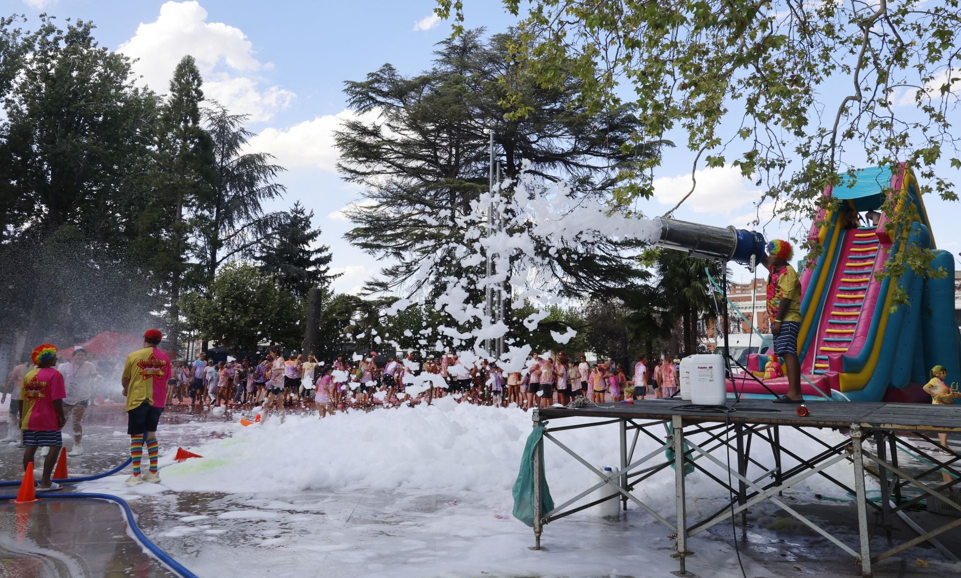 Palencia se tiñe de colores festivos