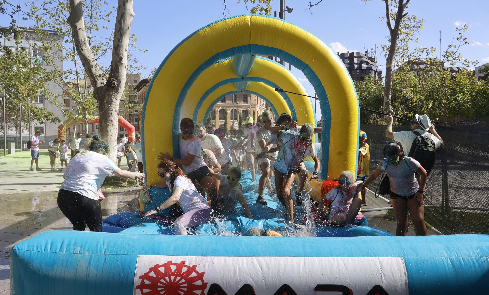 Palencia se tiñe de colores festivos