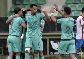 Jugadores de la Segoviana celebran un gol en pretemporada.