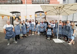 Concejales, invitados y hosteleros posan en la inauguración oficial de la Feria de Día.
