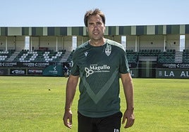 Iñaki Bea, en el césped del campo municipal de La Albuera.