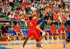 Fodorean busca pase en el aire.