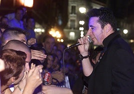 Loquillo, cara a cara con el público durante el concierto que ofreció en la Plaza Mayor de Valladolide en el año 2000.