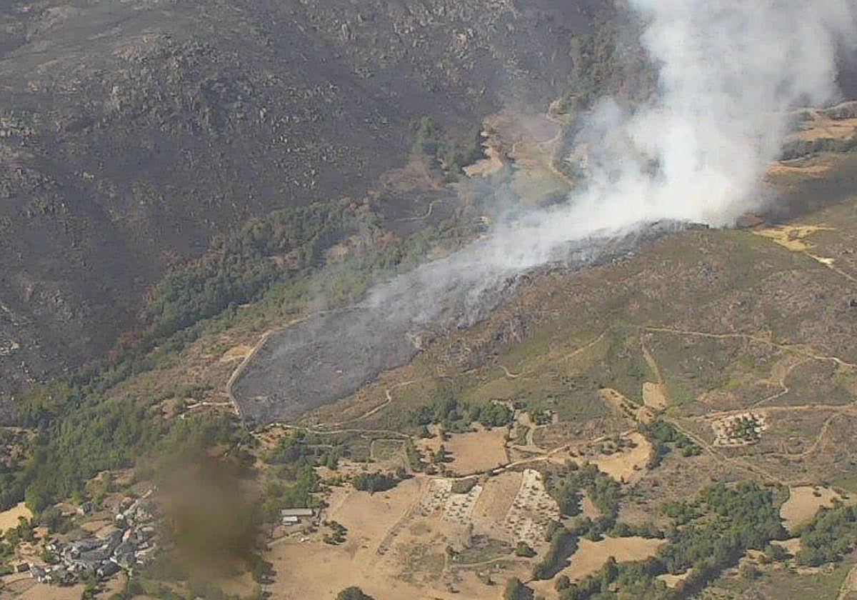 Imagen aérea del incendio declarado ayer en la localidad zamorana de Castromil.