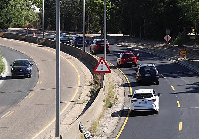 El tramo entre la salida a Las Flores y Villabáñez, asfaltado en su totalidad en dirección A-62.