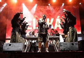 Eleká the Class, con un grupo de bailarinas que le acompañó durante el concierto.