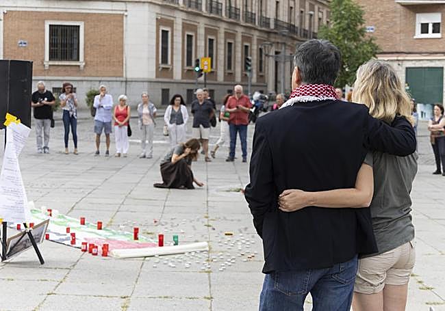 Una pareja asiste abrazada a la lectura de los nombres de los menores fallecidos en Gaza.