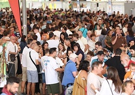 Las casetas regionales, repletas de público este domingo a mediodía, tras la inauguración oficial.