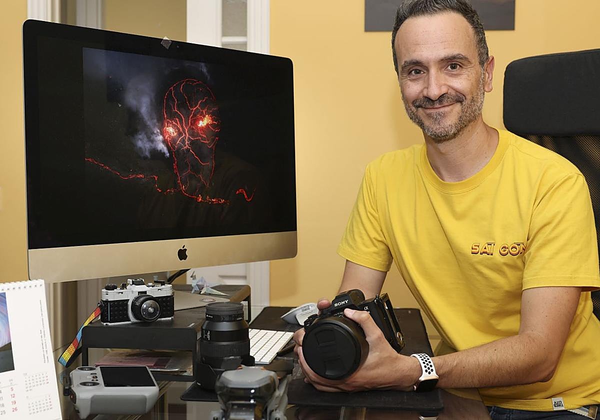 Daniel Viñé, junto a la imagen con la que ha ganado un premio internacional al mejor fotógrafo de paisajes aéreos.