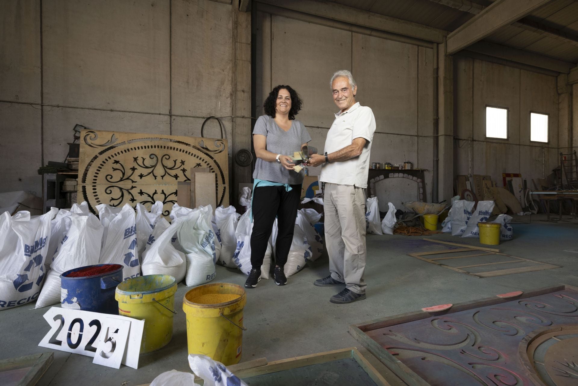 La tradición de la ofrenda floral pasa de tío a sobrina después de 22 años