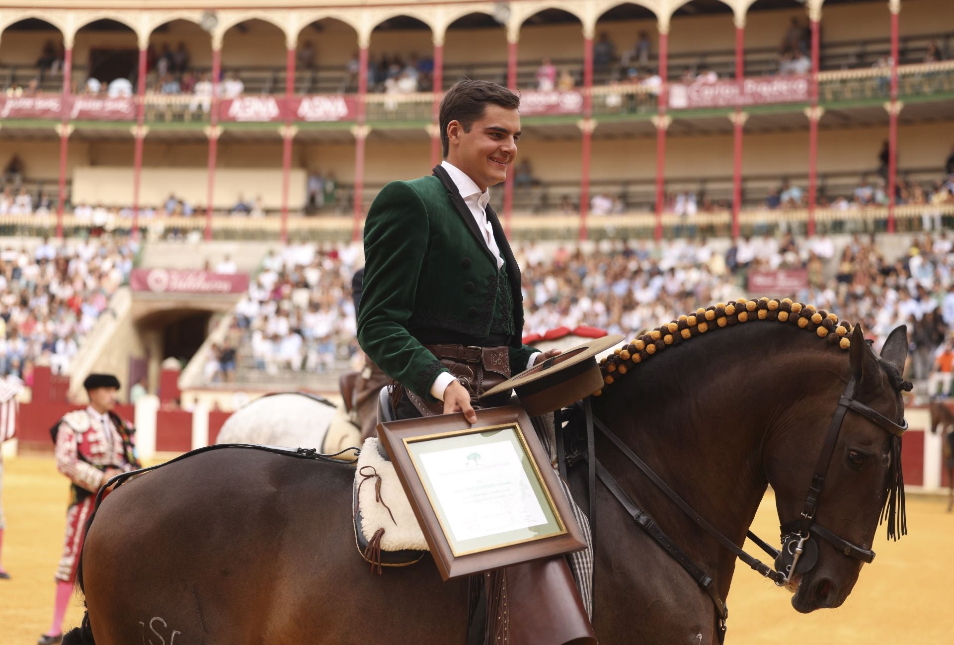 Segio Pérez de Gregorio posa con la oreja de uno de los protagonistas de la tarde.
