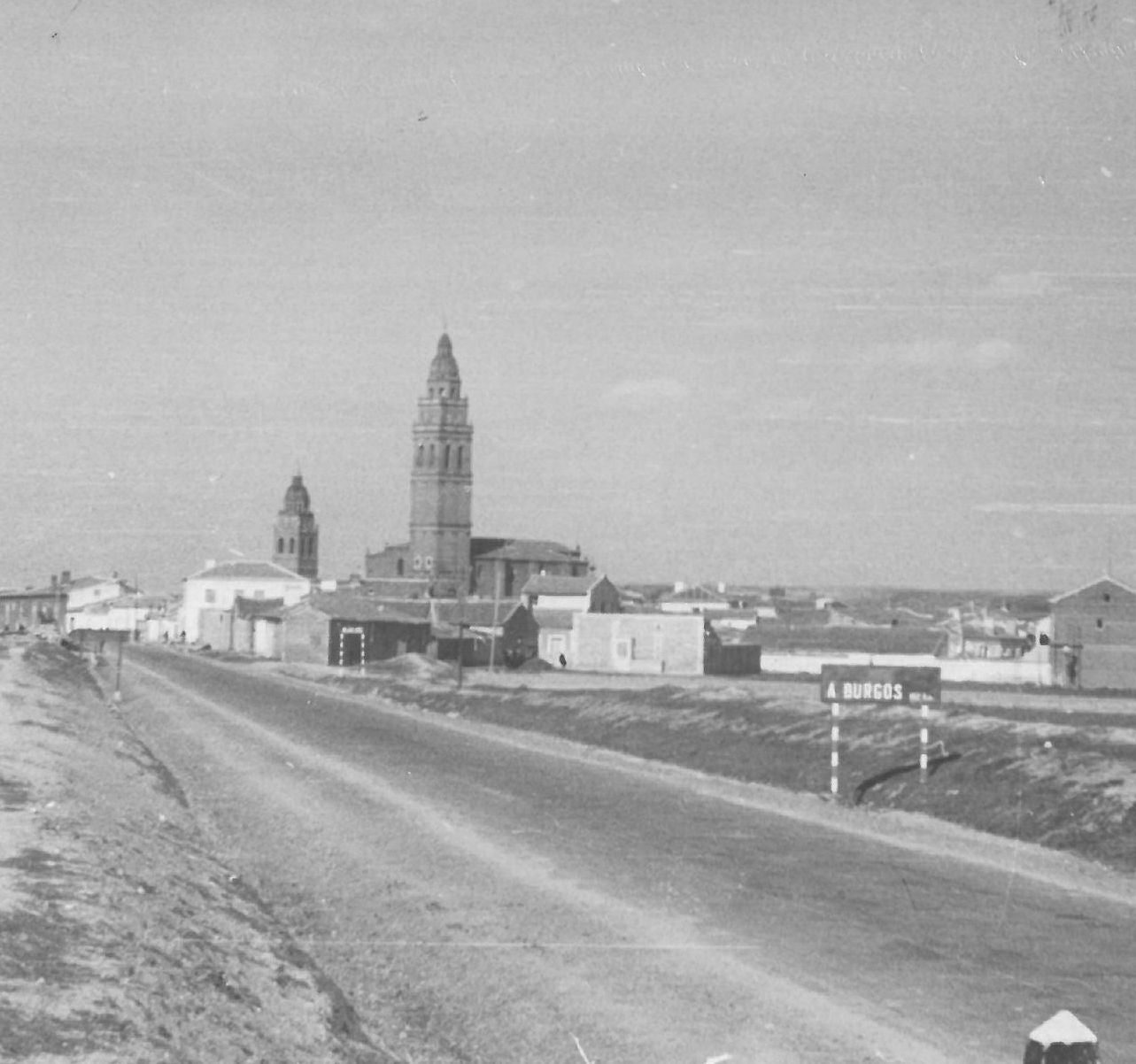 Fotografía antigua de Alaejos con sus dos torres.