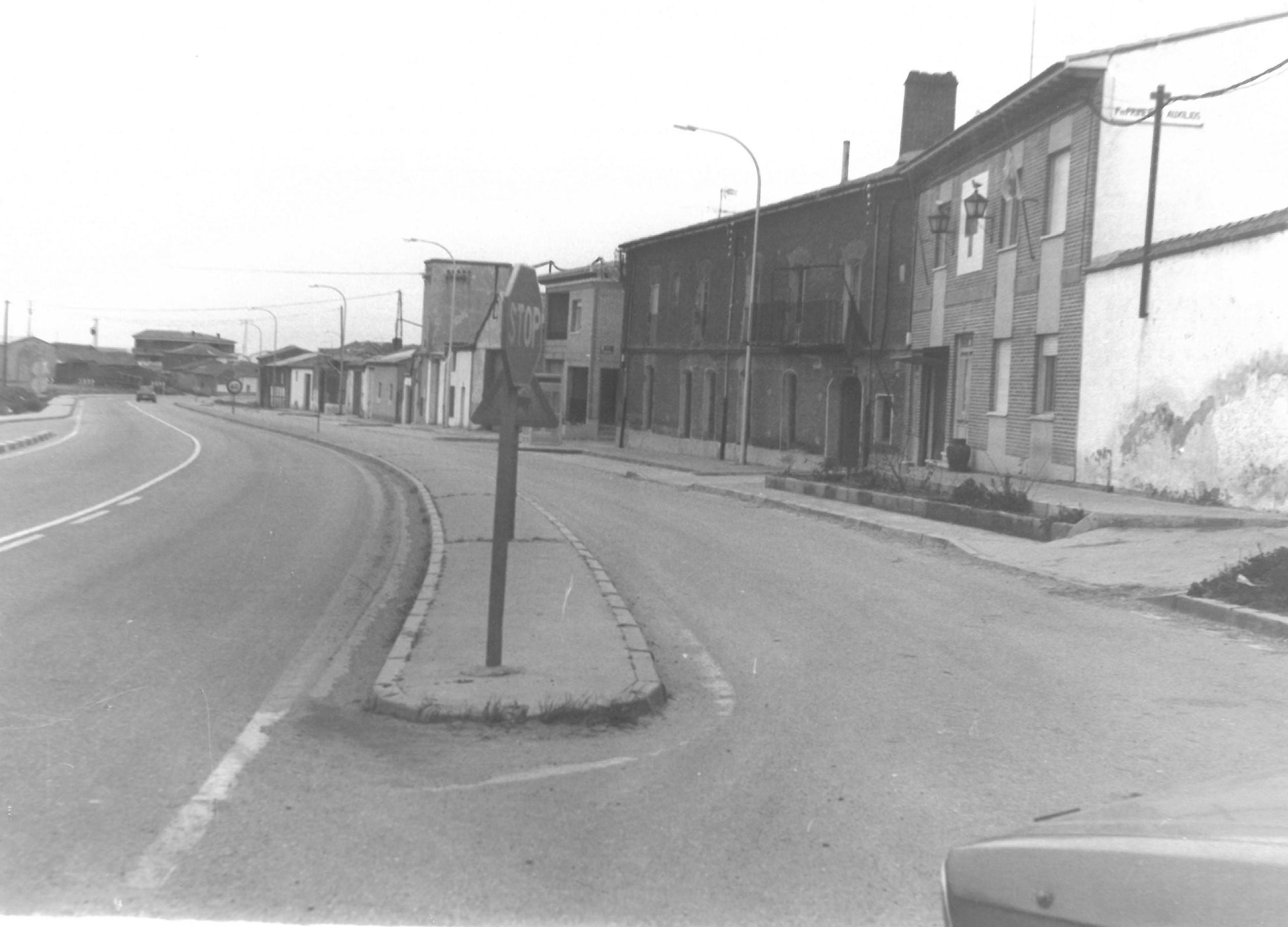 Carretera N-620 en el acceso a Alaejos. 24 de octubre de 1990.