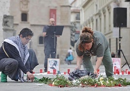 Dos activistas colocan incienso y pintan rayas por cada una de las víctimas mientras, al fondo, Sansón lee algunos de sus nombres en San Pablo.