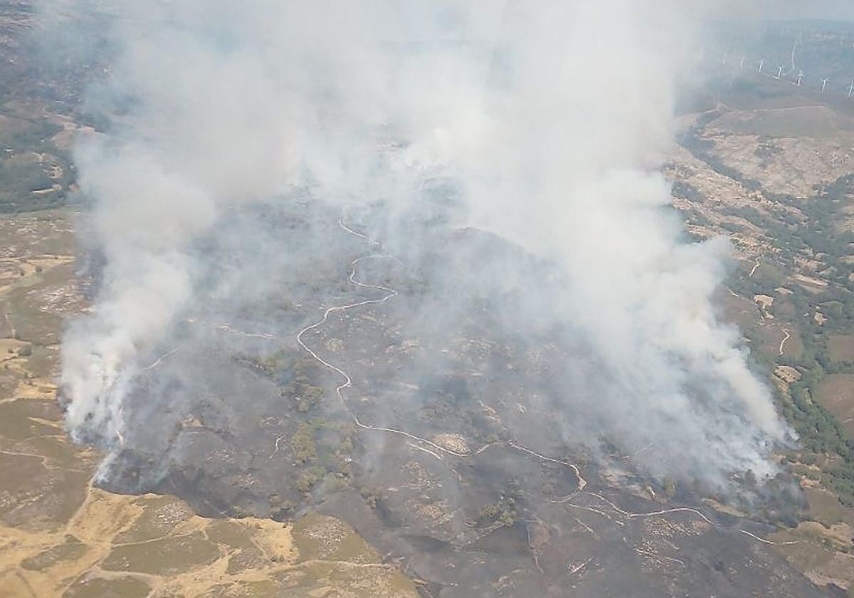 Imagen área del incendio en el término de Castromil.