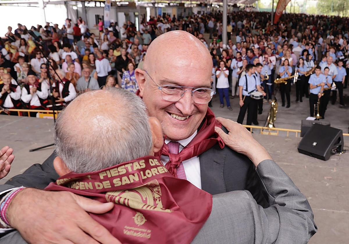 El alcalde, Jesús Julio Carnero, durante la inauguración del recinto de las casetas regionales.