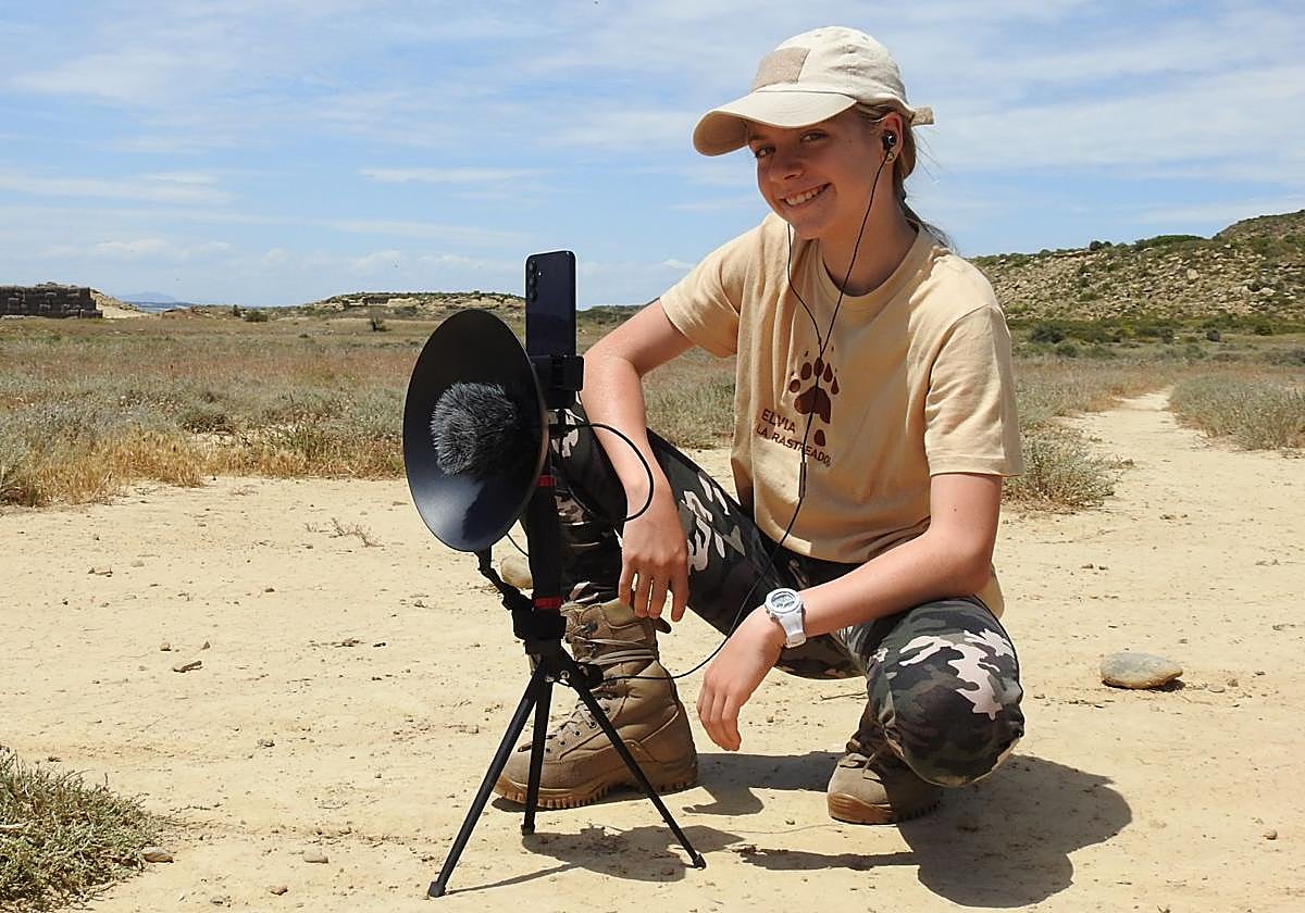 La joven rastreadora Elvia, en una de las expediciones.