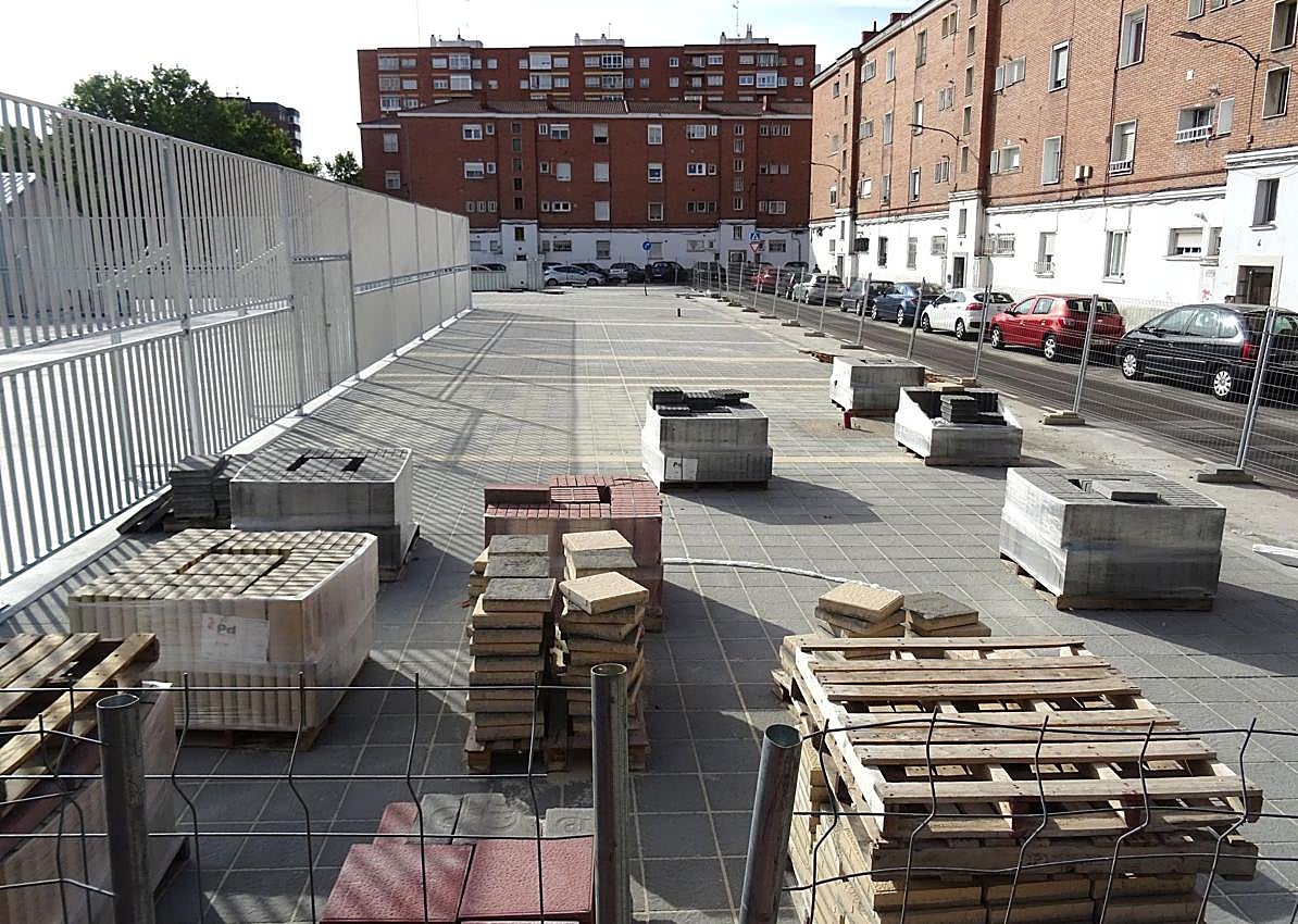 Imagen secundaria 1 - Estado de las obras entorno a la pista deportiva y detalle de la caseta forrada de chapa de acceso al ascensor del aparcamiento.