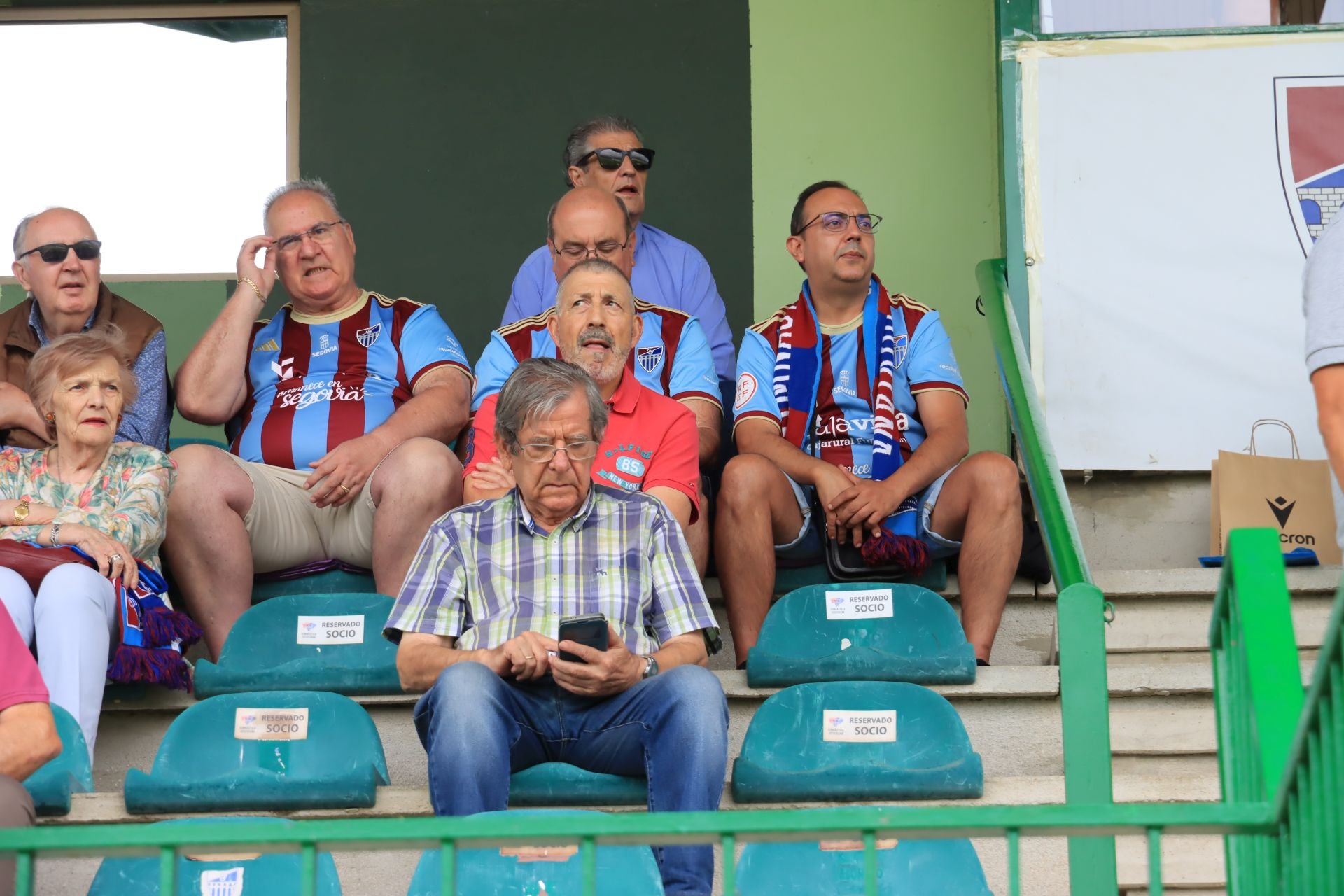 Búscate en las gradas de La Albuera durante el primer partido de la Sego