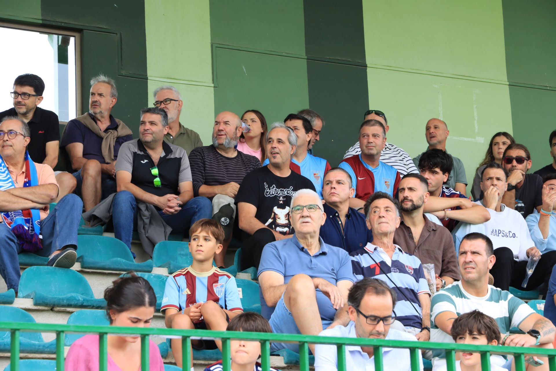 Búscate en las gradas de La Albuera durante el primer partido de la Sego