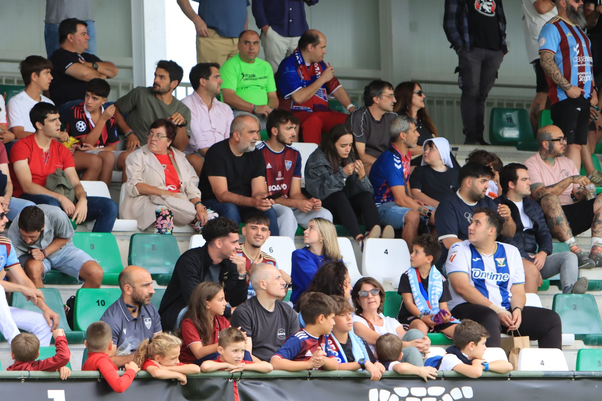 Búscate en las gradas de La Albuera durante el primer partido de la Sego