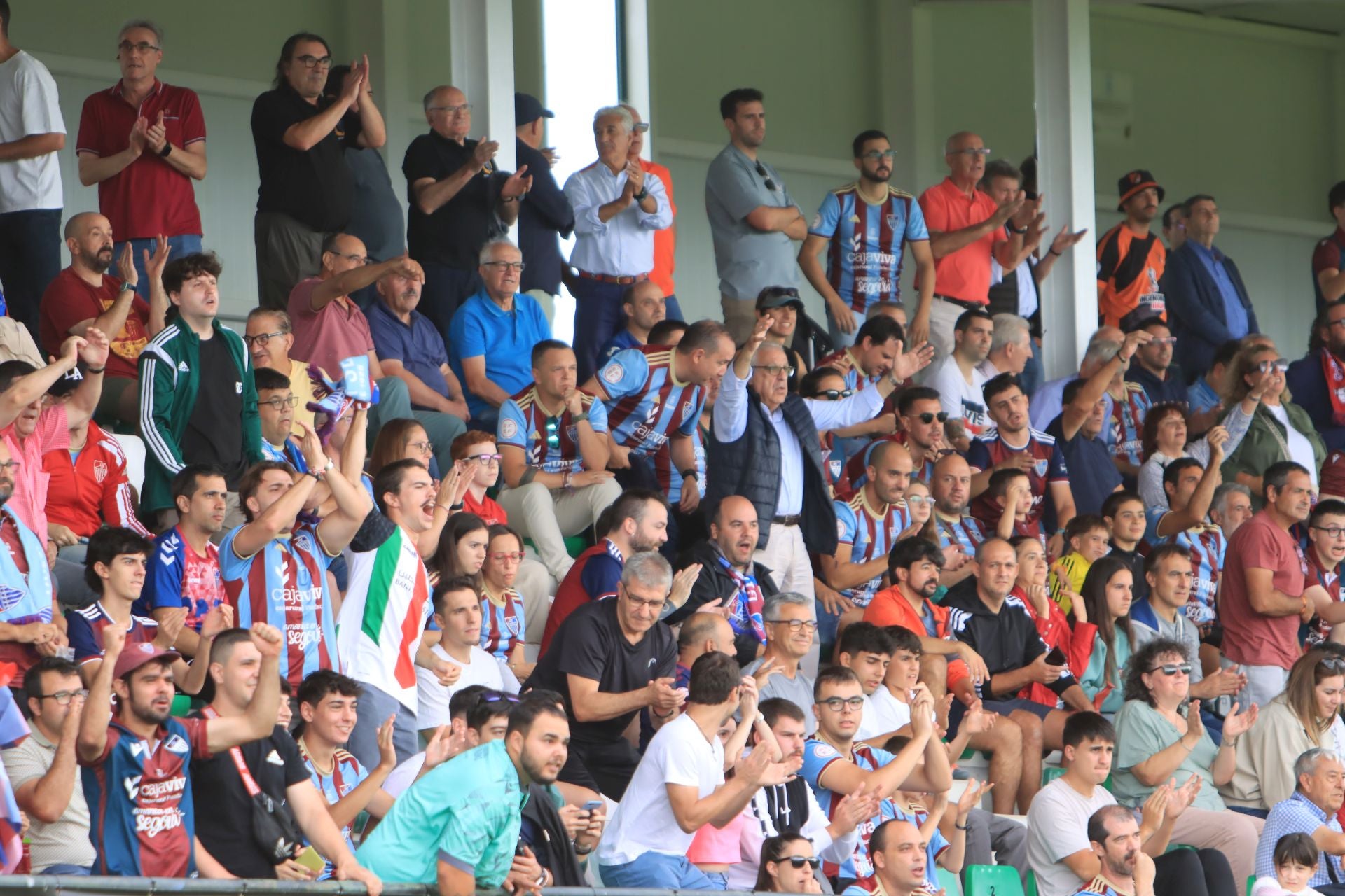 Búscate en las gradas de La Albuera durante el primer partido de la Sego