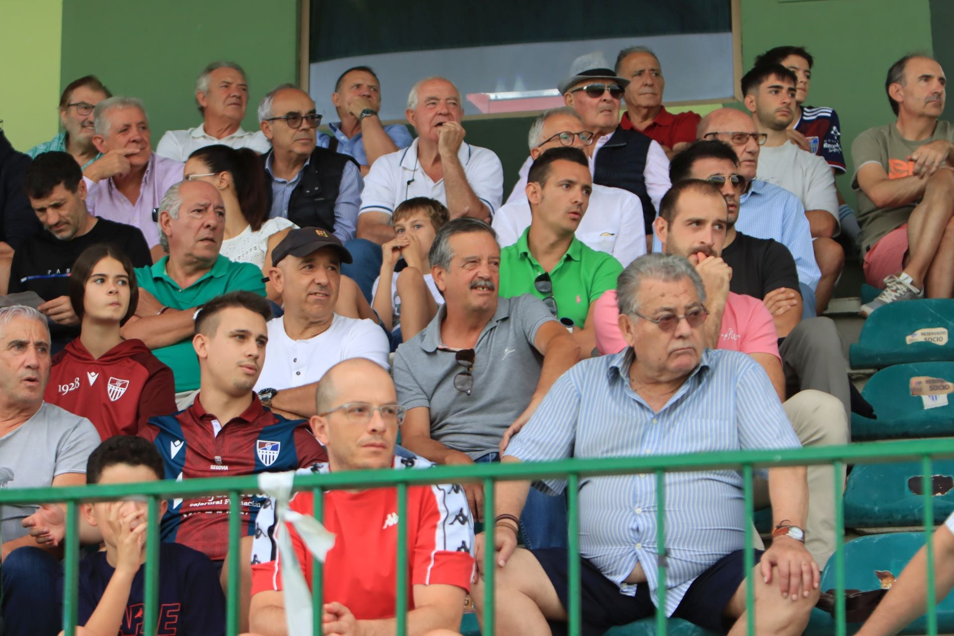 Búscate en las gradas de La Albuera durante el primer partido de la Sego