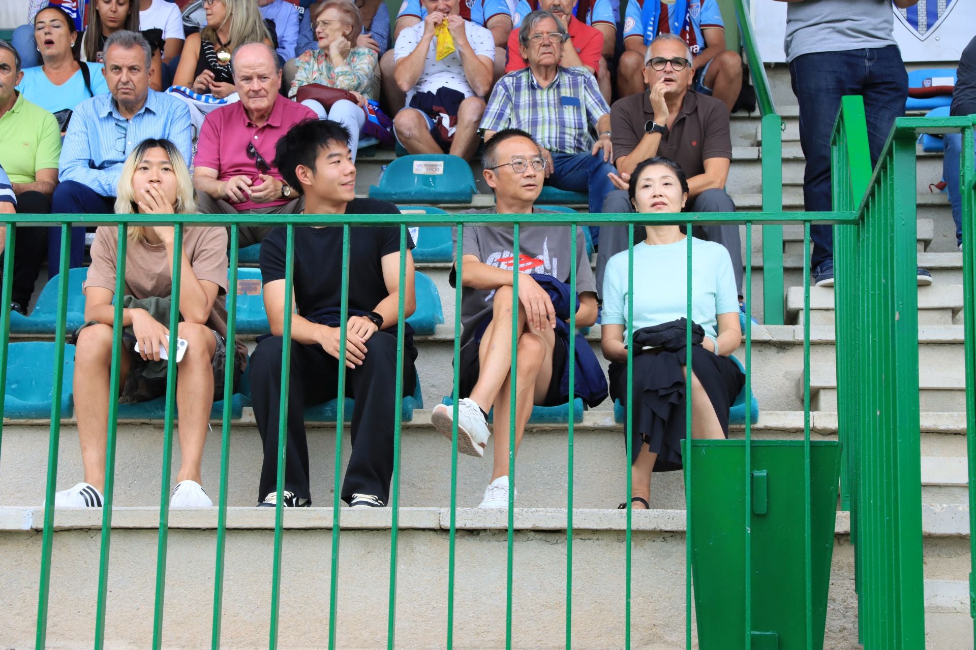 Búscate en las gradas de La Albuera durante el primer partido de la Sego