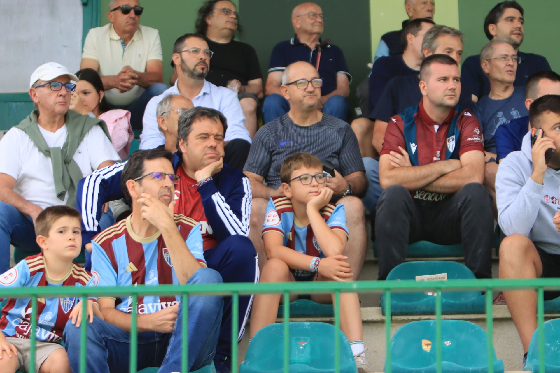 Búscate en las gradas de La Albuera durante el primer partido de la Sego