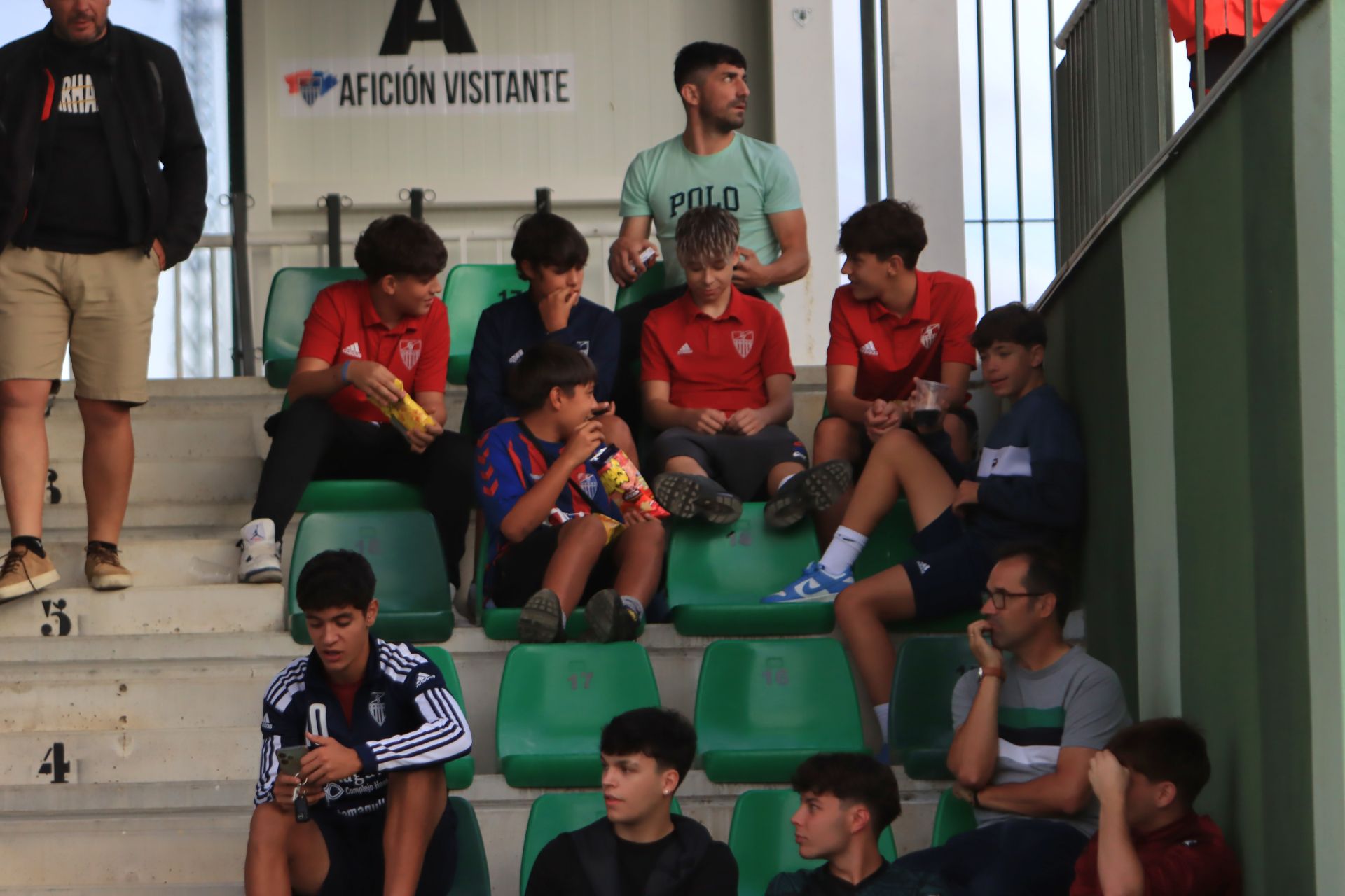 Búscate en las gradas de La Albuera durante el primer partido de la Sego