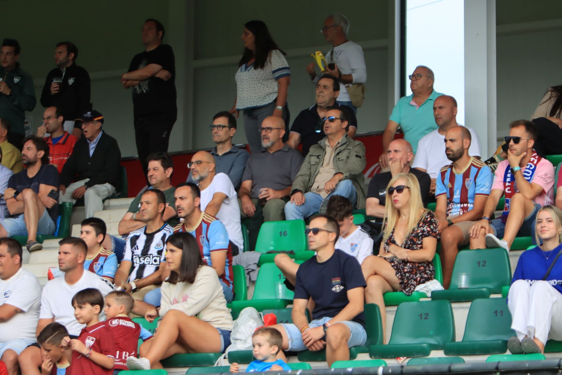Búscate en las gradas de La Albuera durante el primer partido de la Sego