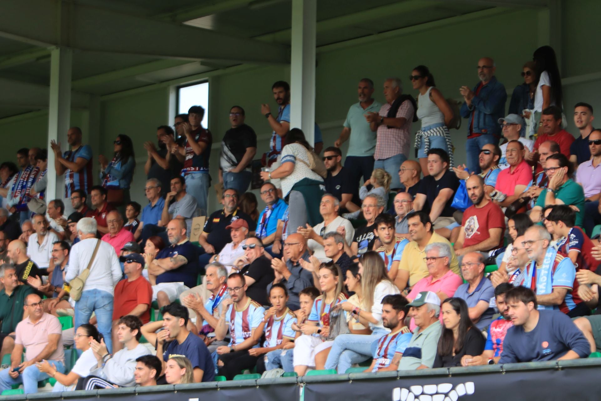 Búscate en las gradas de La Albuera durante el primer partido de la Sego