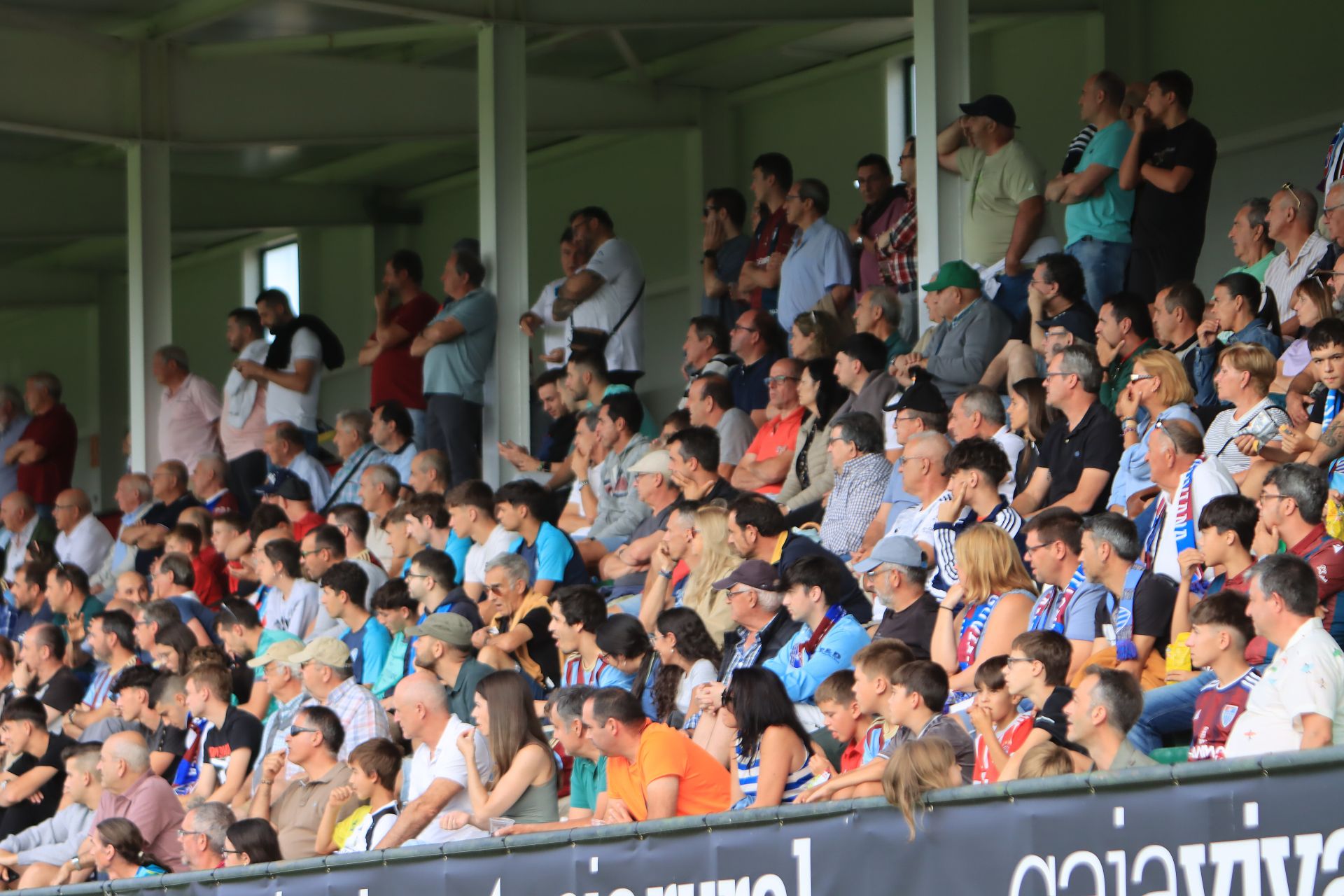 Búscate en las gradas de La Albuera durante el primer partido de la Sego