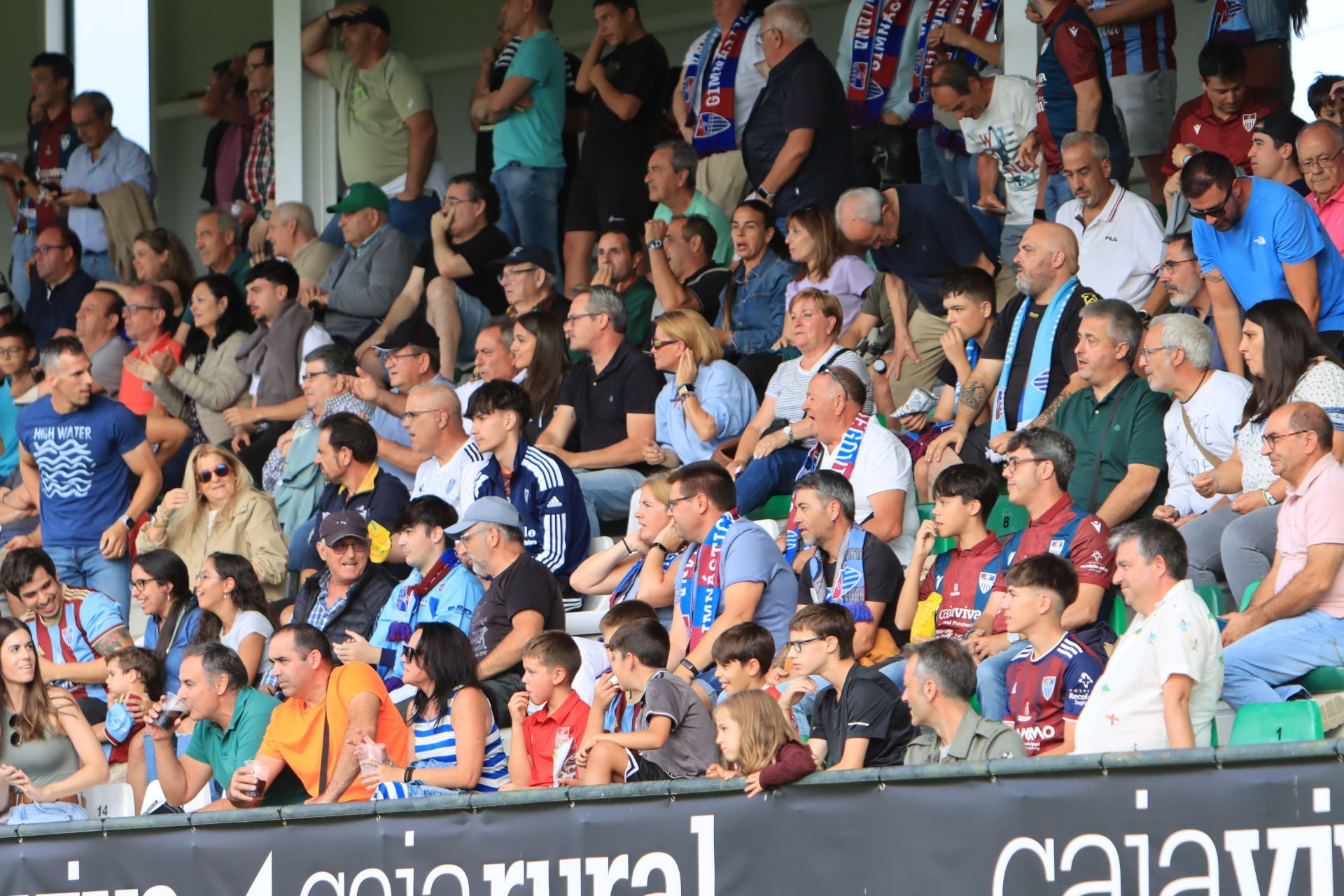 Búscate en las gradas de La Albuera durante el primer partido de la Sego