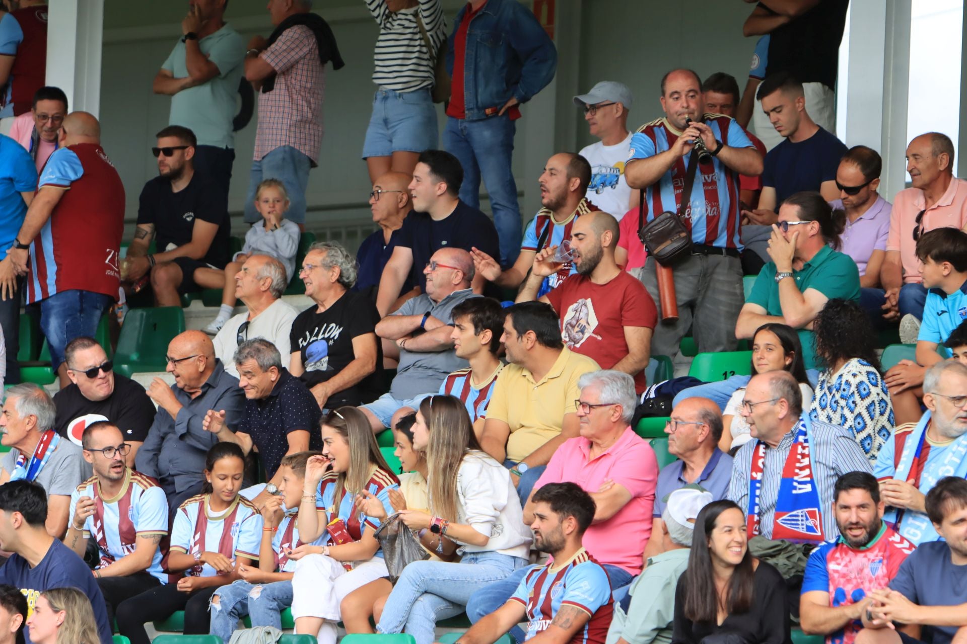 Búscate en las gradas de La Albuera durante el primer partido de la Sego