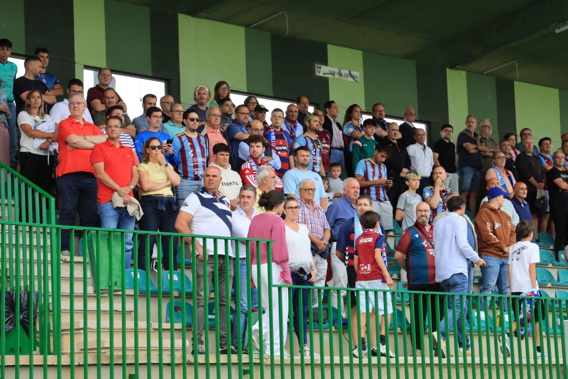 Búscate en las gradas de La Albuera durante el primer partido de la Sego