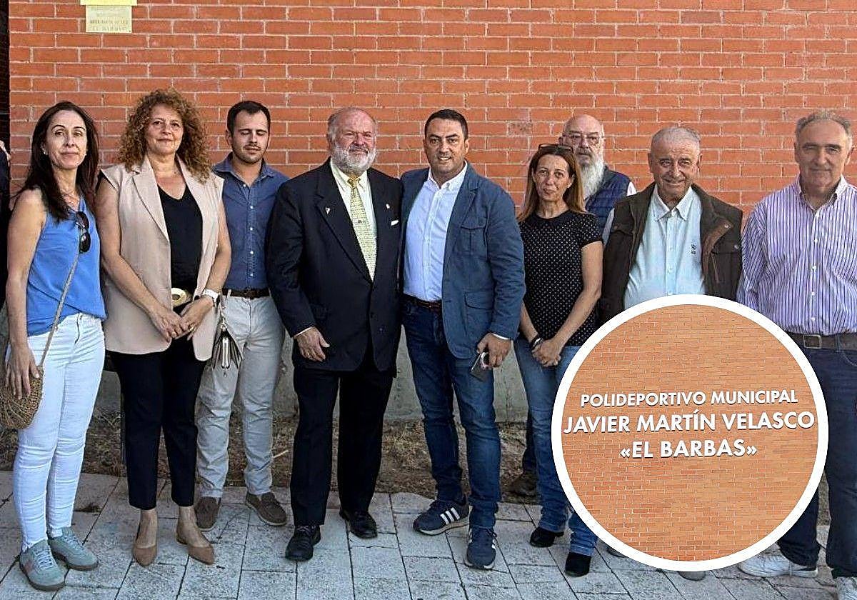 En grande, Javier Martín 'El Barbas' junto a algunos asistentes al homenaje; en pequeño, su nombre en el polideportivo.