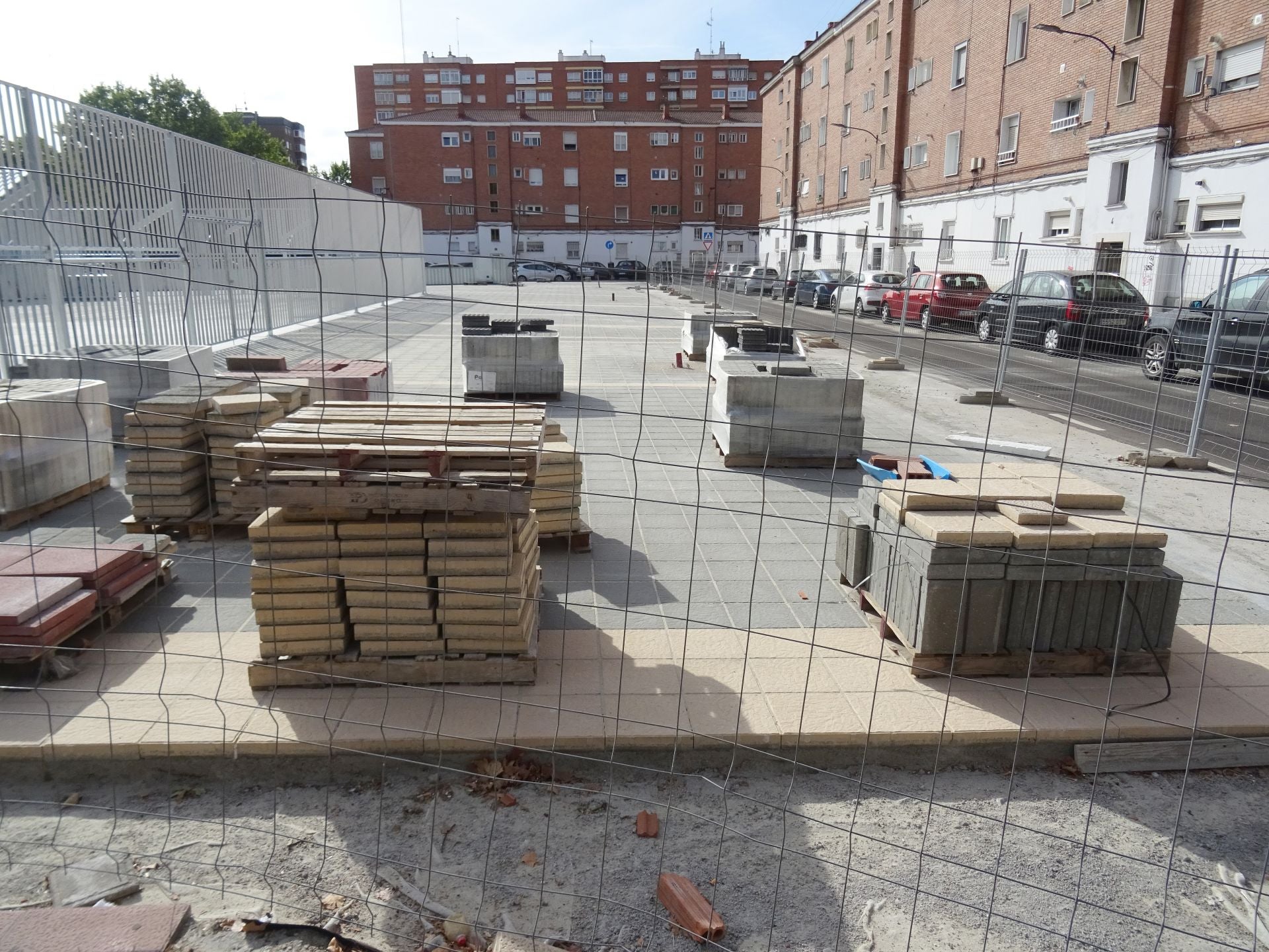 Plaza reformada en la calle del Amor de Dios