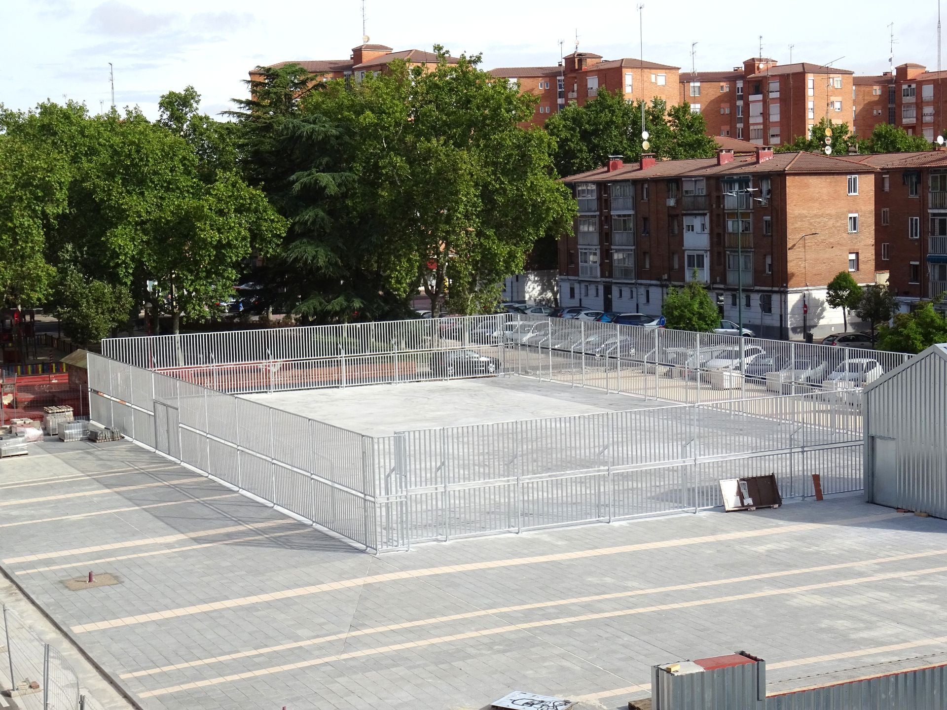 Plaza reformada en la calle del Amor de Dios