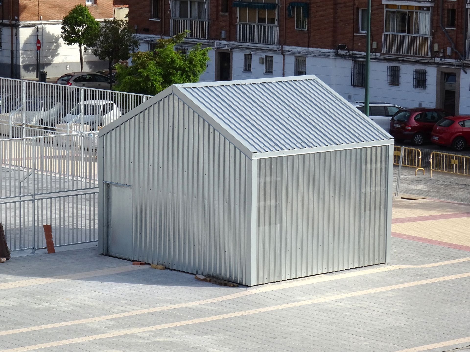 Plaza reformada en la calle del Amor de Dios