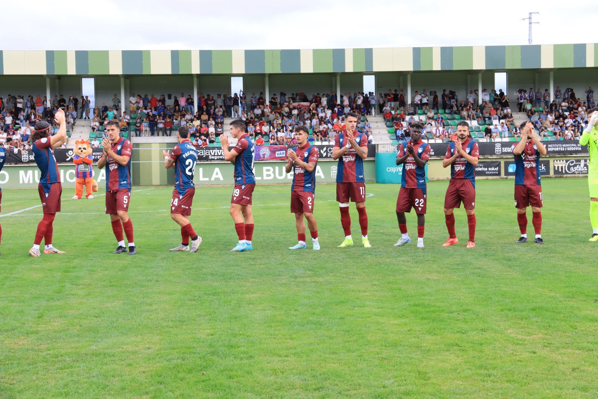 Fotos de la victoria de la Segoviana en su debut liguero