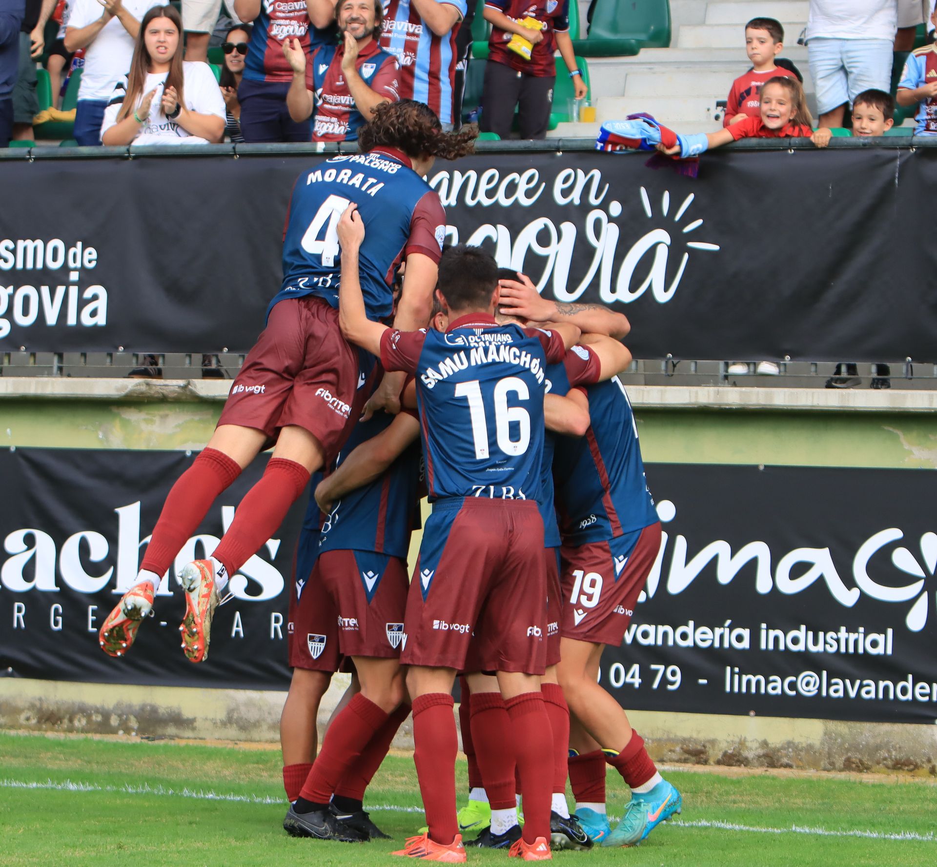 Fotos de la victoria de la Segoviana en su debut liguero