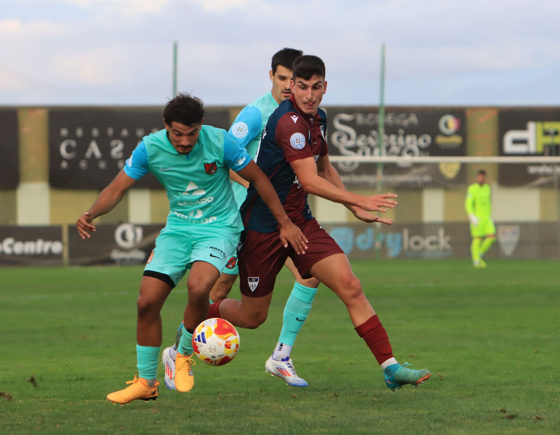 Fotos de la victoria de la Segoviana en su debut liguero